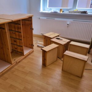 Massivholz-Kommode in Einzelteilen während eines Upcycling-Projekts von Ulrike Niewerth – nachhaltige Möbelrenovierung und DIY-Restaurierung für eine neue Optik.