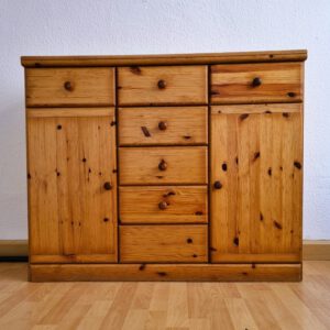 Alte, unrenovierte Massivholz-Kommode vor dem Upcycling – Möbel nachhaltig aufarbeiten und individuell gestalten lassen