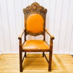 Antiker Armlehnstuhl mit hoher Lehne und Holzschnitzerei und floralen Ornamenten, der ein Möbel Upcycling erhält. TREWIENS setzt auf Nachhaltigkeit. Ein gerettetes Unikat noch handgefertigt aus Holz, Massivholz.