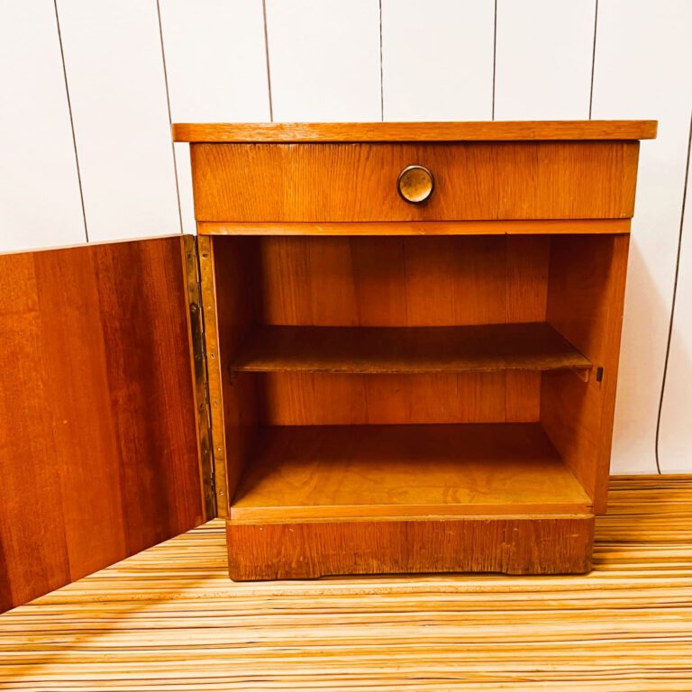 Mid Century Nachtschrank Nachttisch, der ein Möbel Upcycling erhält. TREWIENS setzt auf Nachhaltigkeit. Ein gerettetes Unikat aus den 1950er Jahren noch handgefertigt aus Holz.