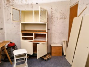 Retro-Küchenschrank während des DIY-Upcycling-Prozesses von TREWIENS – nachhaltige Modernisierung alter Möbel als Auftragsarbeit