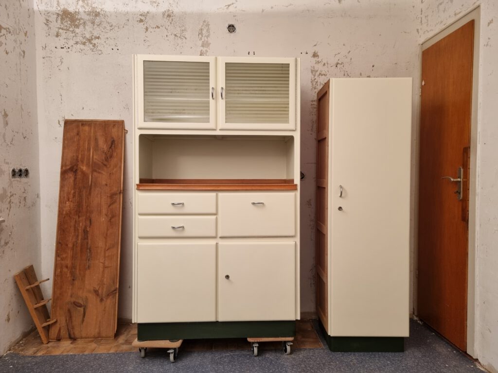 Professionell durch TREWIENS upgecycelter Küchenschrank mit neuem Anstrich und aufbereiteten Holzelementen – so kann nachhaltiges Möbel-Design durch Restauration entstehen.