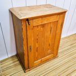 Antike Schränkchen aus einer Mühlen mit Original Haken Verschluß, der ein Möbel Upcycling erhält. TREWIENS setzt auf Nachhaltigkeit. Ein nachhaltig gerettetes Unikat noch handgefertigt aus Holz.