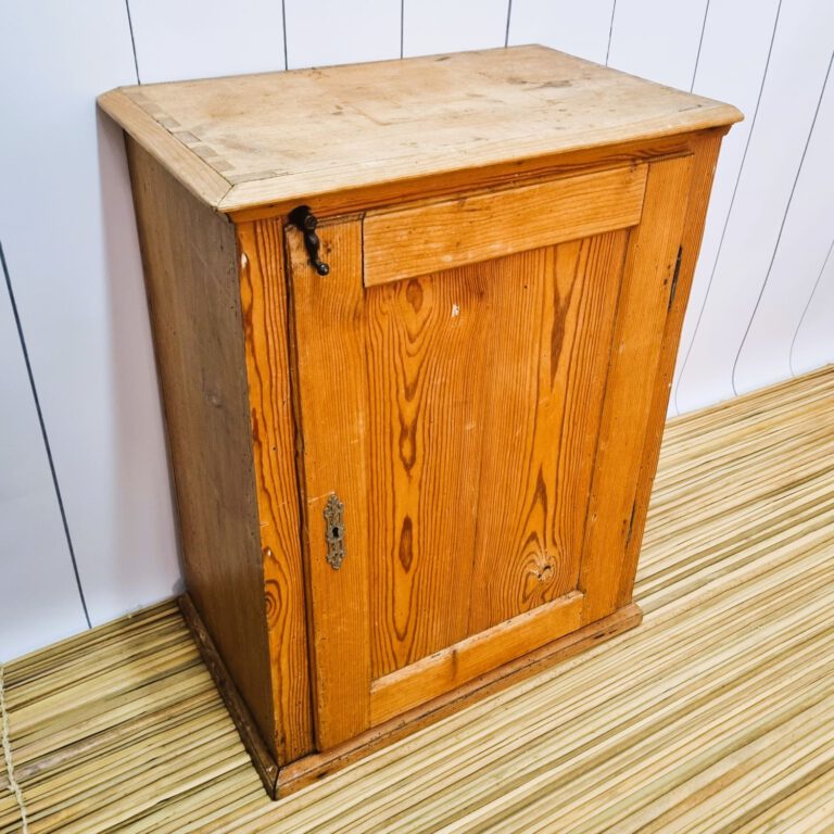 Antike Schränkchen aus einer Mühlen mit Original Haken Verschluß, der ein Möbel Upcycling erhält. TREWIENS setzt auf Nachhaltigkeit. Ein nachhaltig gerettetes Unikat noch handgefertigt aus Holz.