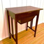 Antiker Nähtisch mit Original Beschlag, der ein Möbel Upcycling erhält. TREWIENS setzt auf Nachhaltigkeit. Ein gerettetes Unikat noch handgefertigt aus Holz.