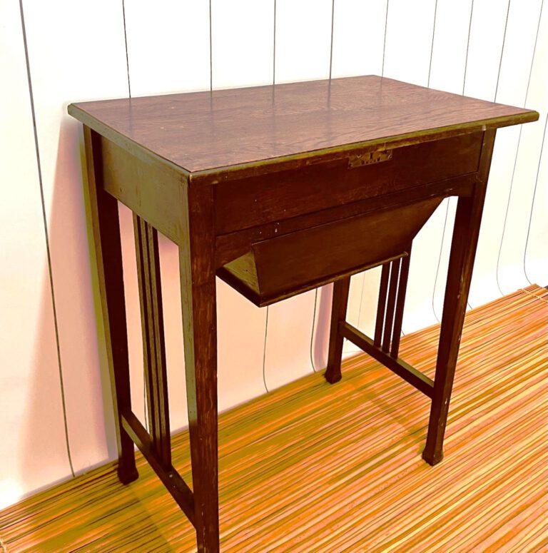 Antiker Nähtisch mit Original Beschlag, der ein Möbel Upcycling erhält. TREWIENS setzt auf Nachhaltigkeit. Ein gerettetes Unikat noch handgefertigt aus Holz.