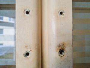 Detailaufnahme alter Bohrlöcher und beschädigter Lackierung