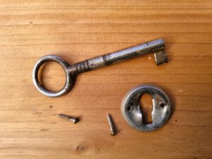 Antiker Möbel-Schlüssel mit Schloss und Schrauben – Original-Beschläge restaurieren oder ersetzen für nachhaltiges Upcycling von Vintage-Möbeln.