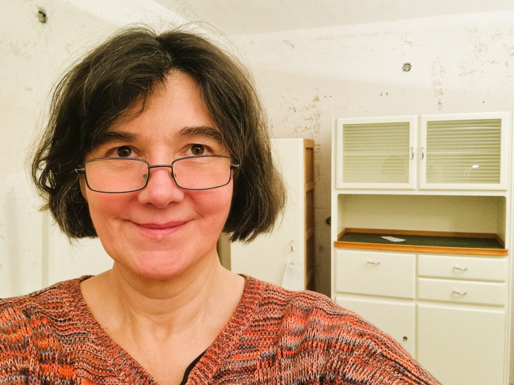 Ulrike Niewerth - Gründerin von TREWIENS, einem Upcycling Unternehmen aus Erfurt, vor einemm Küchenbuffet