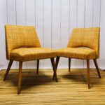 Zwei Mid Century Cocktailsessel gelb, die ein Möbel Upcycling erhalten. TREWIENS setzt auf Nachhaltigkeit. Die Vintage Möbel aus den 50er und 60er Jahren sind Kult.