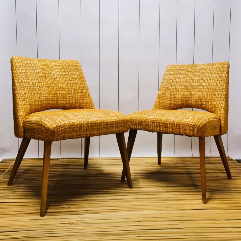 Zwei Mid Century Cocktailsessel gelb, die ein Möbel Upcycling erhalten. TREWIENS setzt auf Nachhaltigkeit. Die Vintage Möbel aus den 50er und 60er Jahren sind Kult.