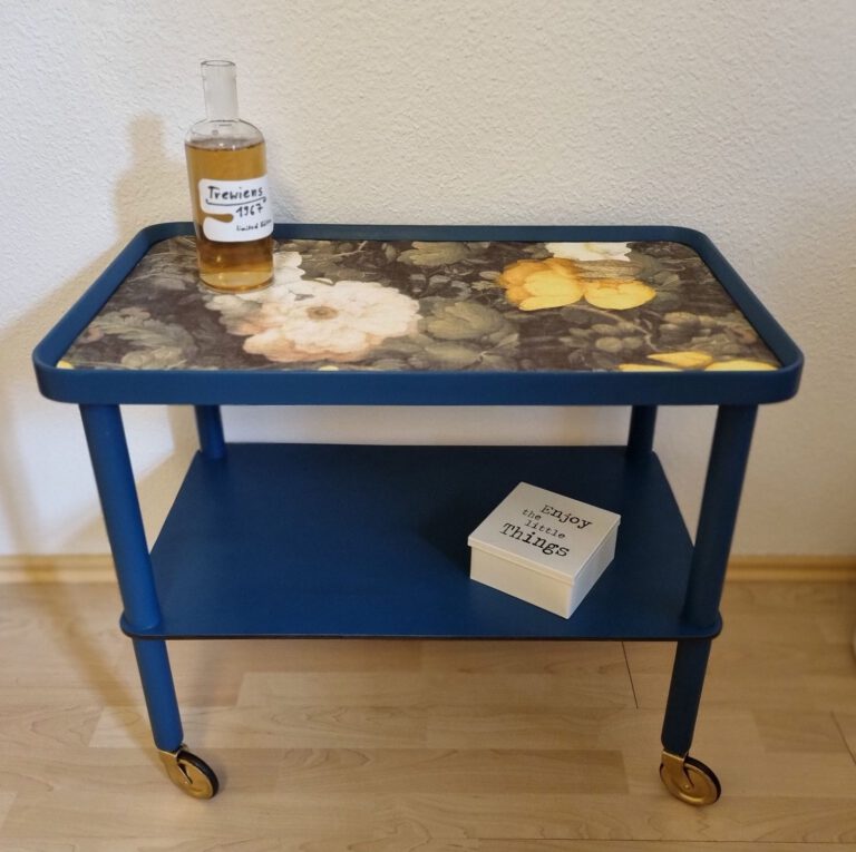 Dieser elegante Servierwagen aus den 1930ern ist ein rares Exemplar, dass durch Upcycling von TREWIENS zu neuem Leben erwckt wurde.