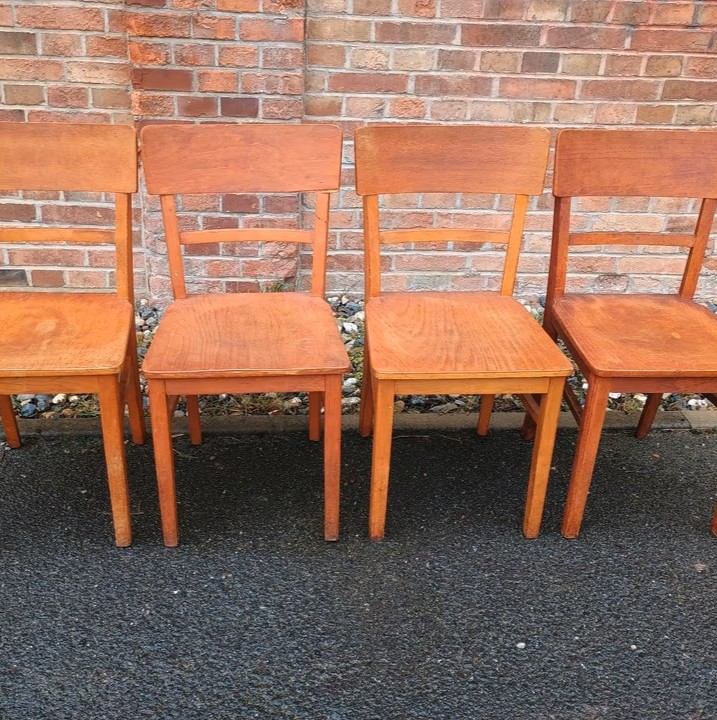 16 Holzstühle aus den 1950er Jahren – Vintage Holzstühle im klassischen Stil –Viele verfügbar– Massivholz Esszimmerstühle mit Patina Frankfurter Stühle Holzstühle Küchenstühle Kneipenstühle Essszimmerstuhl 1940er 1950er. Stühle werden nach Umwandlung von TREWIENS zu Unikaten