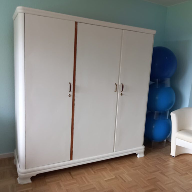 Kleiderschrank-50er-nach-Moebel-Upcycling von Trewiens