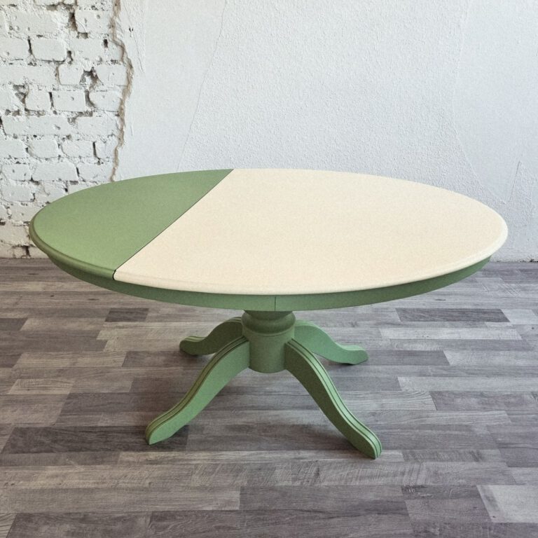 Ovaler Tisch in Salbei und Sand in asymmetrischem Design